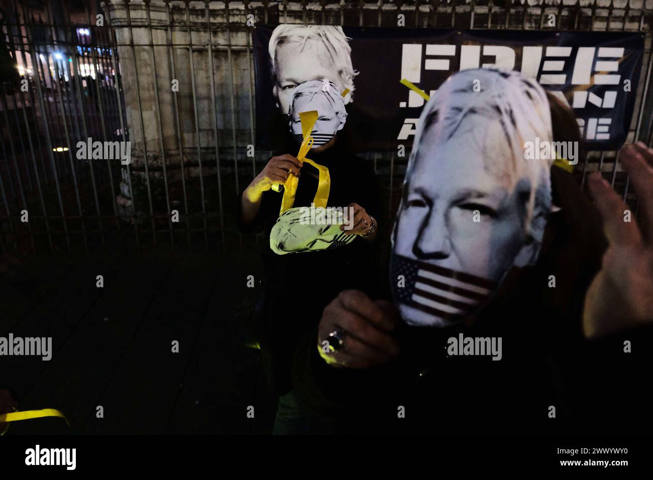 Nachrichten - Präsidium für Julian Assange in Neapel heute Nachmittag, Dienstag, den 26. März, fand auf der Piazza Dante in Neapel ein Präsidium statt, um zu fordern, dass die Vereinigten Staaten von Amerika die Anklage gegen Julian Assange fallen lassen. Am Vormittag hob das Urteil des Obersten Gerichtshofs die erstinstanzliche Ablehnung der Zulässigkeit eines extremen Berufungsverfahrens durch die Verteidigung des WikiLeaks-Mitbegründers auf und setzte die Debatte über die Verdienste des 20. Mai. Das Panel behielt sich jedoch das Recht vor, seine Schritte zurückzuverfolgen, wenn die amerikanischen und britischen Behörden in den nächsten drei Wochen in der Lage sind, weniger schwache und verbindlichere Garantien zu bieten Stockfoto