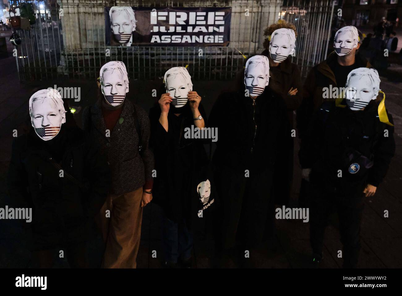 Nachrichten - Präsidium für Julian Assange in Neapel heute Nachmittag, Dienstag, den 26. März, fand auf der Piazza Dante in Neapel ein Präsidium statt, um zu fordern, dass die Vereinigten Staaten von Amerika die Anklage gegen Julian Assange fallen lassen. Am Vormittag hob das Urteil des Obersten Gerichtshofs die erstinstanzliche Ablehnung der Zulässigkeit eines extremen Berufungsverfahrens durch die Verteidigung des WikiLeaks-Mitbegründers auf und setzte die Debatte über die Verdienste des 20. Mai. Das Panel behielt sich jedoch das Recht vor, seine Schritte zurückzuverfolgen, wenn die amerikanischen und britischen Behörden in den nächsten drei Wochen in der Lage sind, weniger schwache und verbindlichere Garantien zu bieten Stockfoto