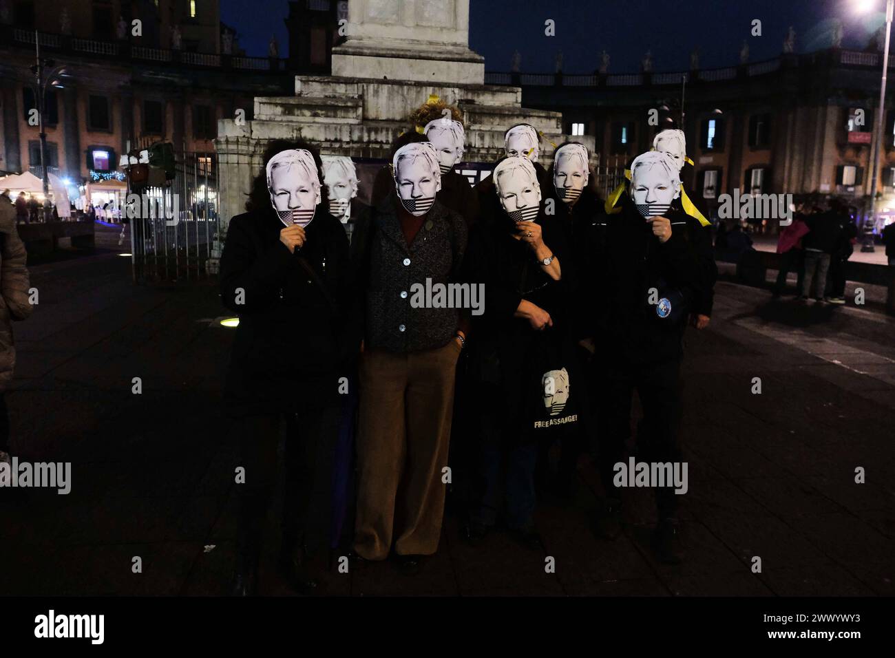 Nachrichten - Präsidium für Julian Assange in Neapel heute Nachmittag, Dienstag, den 26. März, fand auf der Piazza Dante in Neapel ein Präsidium statt, um zu fordern, dass die Vereinigten Staaten von Amerika die Anklage gegen Julian Assange fallen lassen. Am Vormittag hob das Urteil des Obersten Gerichtshofs die erstinstanzliche Ablehnung der Zulässigkeit eines extremen Berufungsverfahrens durch die Verteidigung des WikiLeaks-Mitbegründers auf und setzte die Debatte über die Verdienste des 20. Mai. Das Panel behielt sich jedoch das Recht vor, seine Schritte zurückzuverfolgen, wenn die amerikanischen und britischen Behörden in den nächsten drei Wochen in der Lage sind, weniger schwache und verbindlichere Garantien zu bieten Stockfoto