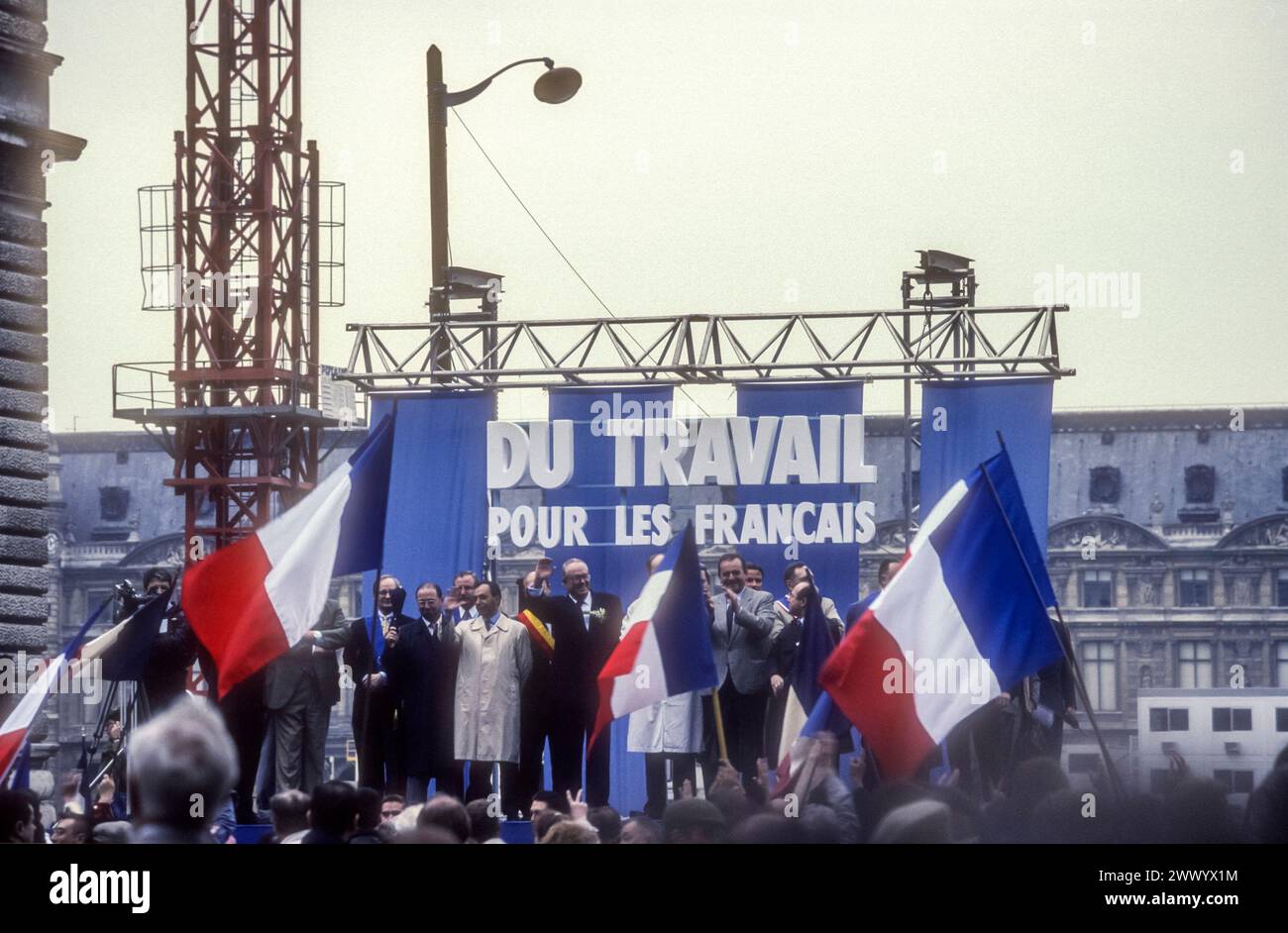 Archivbild des französischen rechtsextremen Politikers Jean-Marie Le Pen, Präsident der Front National, bei einer Kundgebung am 1. Mai 1993 in der Rue de Rivoli, Paris. Stockfoto