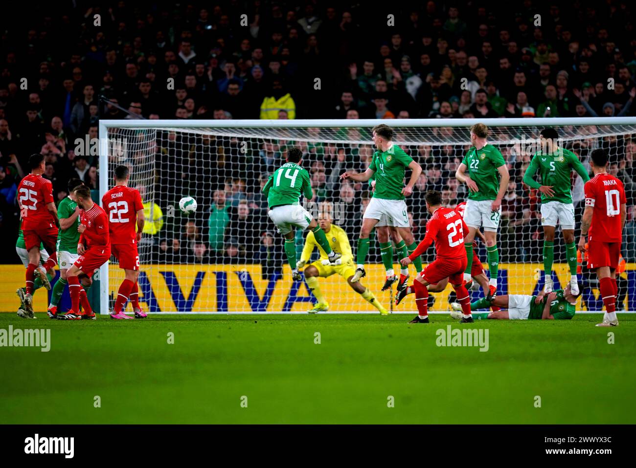 Der Schweizer Xherdan Shaqiri erzielt das erste Tor des Spiels während eines internationalen Freundschaftsspiels im Aviva Stadium in Dublin. Bilddatum: Dienstag, 26. März 2024. Stockfoto