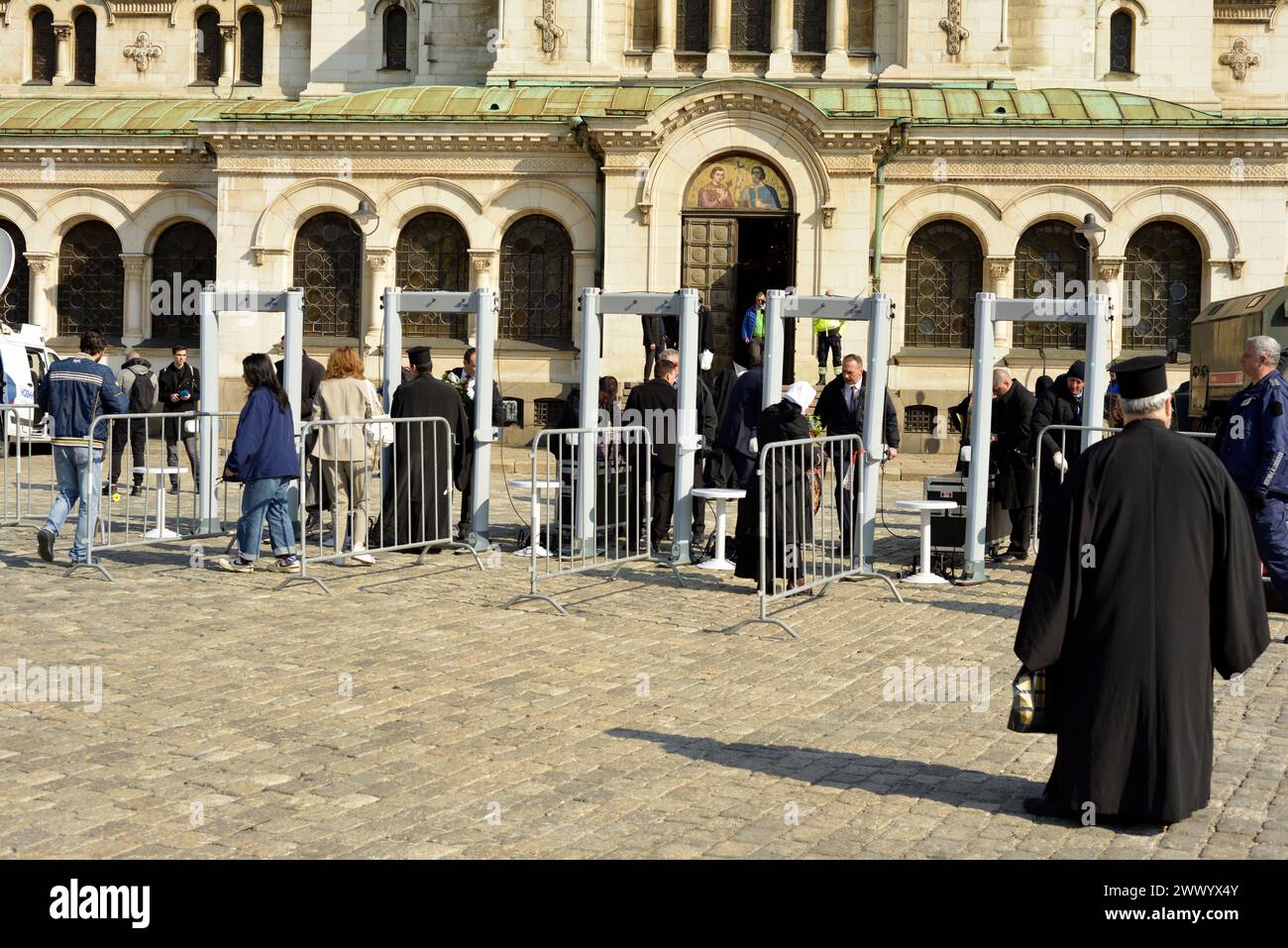 Sicherheitskontrollpunkt mit begehbaren Metalldetektoren an der St. Alexander-Newski-Kathedrale für die Beerdigung des Patriarchen Neophyte, Sofia Bulgarien Stockfoto
