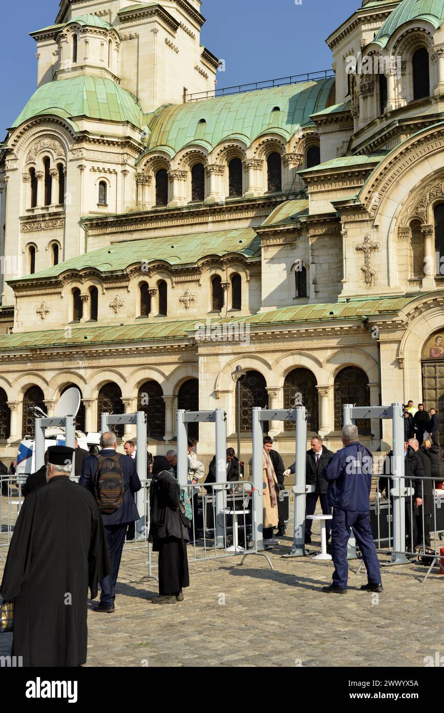 Sicherheitskontrollpunkt und Scanner an der St. Alexander-Newski-Kathedrale zur Beerdigung des bulgarischen Patriarchen Neophyte in Sofia Bulgarien, EU Stockfoto