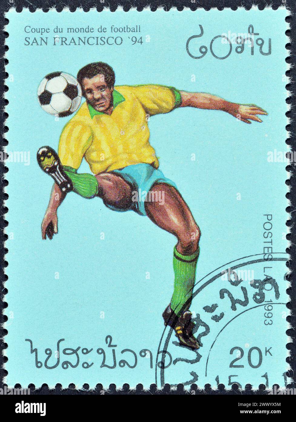 Gestempelte Briefmarke von Laos, die die FIFA Fussball-Weltmeisterschaft 1994, USA, um 1993 fördert. Stockfoto
