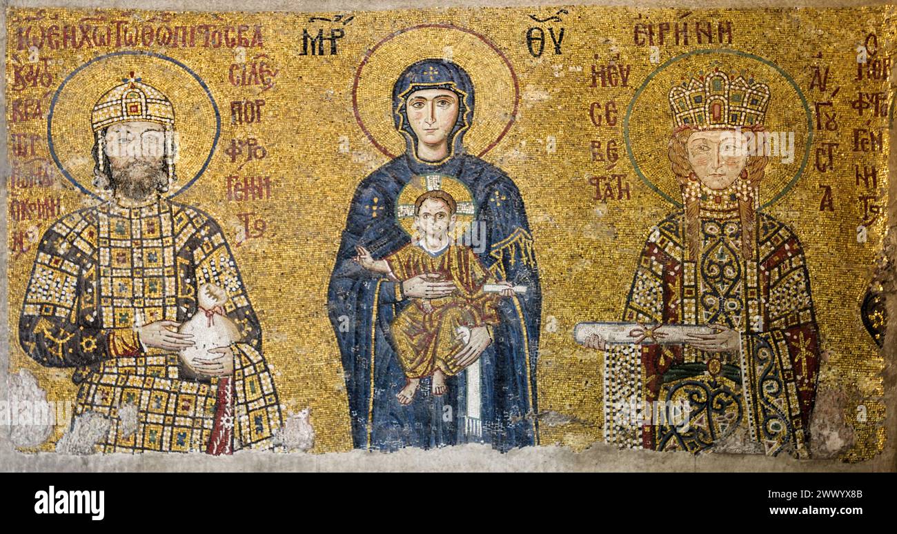 Ein Mosaik aus der Hagia Sophia von Konstantinopel (heute Istanbul), das Maria und Jesus darstellt, flankiert von Johannes II. Komnenos (links) und seiner Frau Irene von Ungarn (rechts), 12. Jahrhundert Stockfoto