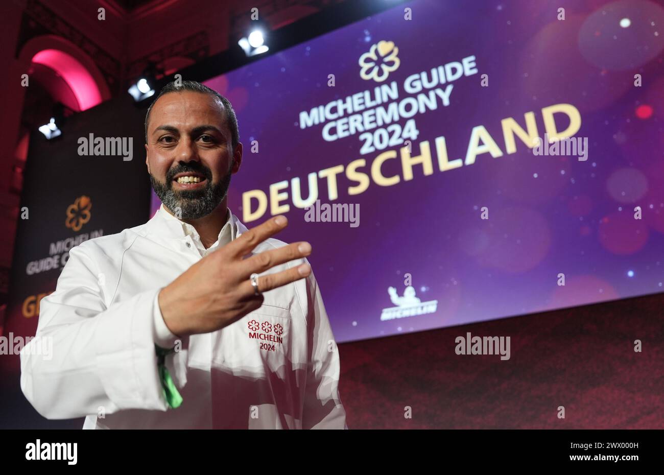 Hamburg, Deutschland. März 2024. Der drei-Sterne-Koch Edip Sigl vom Restaurant 'ESS:enz' in Grassau geht auf die Bühne der Handelskammer, nachdem er 2024 Michelin-Sterne für deutsche Restaurants erhalten hat. Der diesjährige „Guide Michelin“-Restaurantführer listet 340 Restaurants auf, die in den letzten Monaten einen oder mehrere Sterne verdient haben, darunter zehn drei-Sterne-Restaurants. Quelle: Marcus Brandt/dpa/Alamy Live News Stockfoto