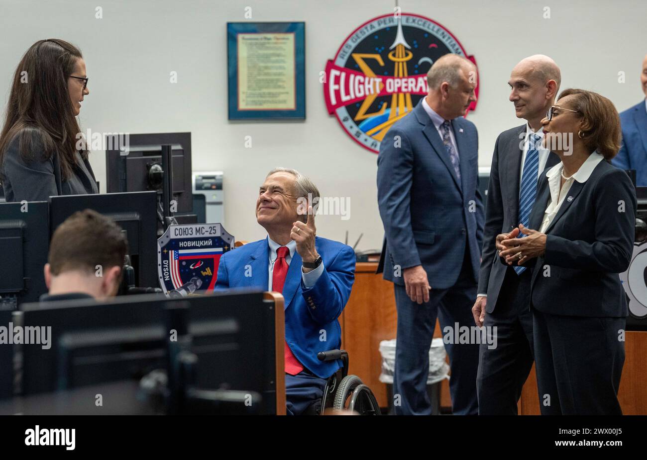 Houston Texas USA, 26. März 2024: Texas Gouverneur GREG ABBOTT gibt ein Schild mit den Daumen hoch, während er das Flugbetriebszentrum der International Space Station besucht. Quelle: Bob Daemmrich/Alamy Live News Stockfoto