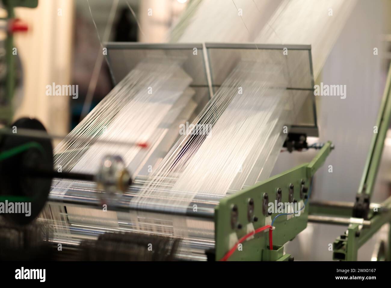 Industrielle Webmaschine. Industriekonzept für Textil- und Stoffproduktion. Selektiver Fokus. Stockfoto