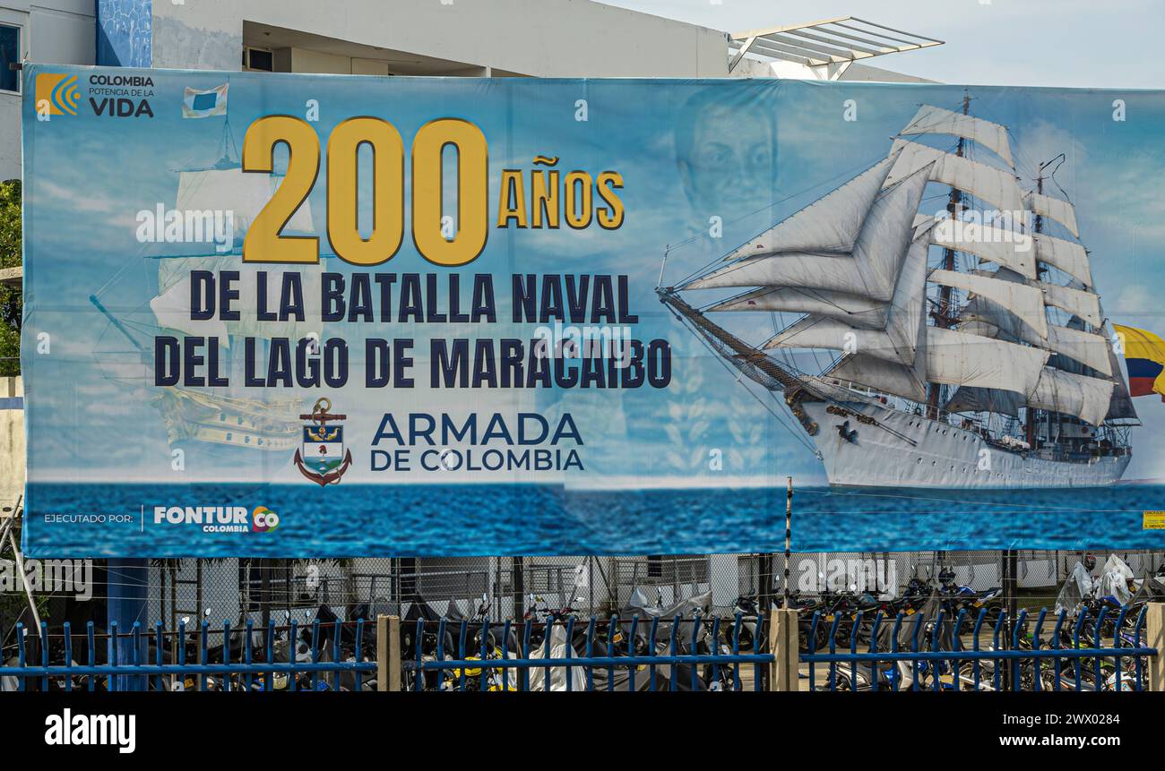 Cartagena, Kolumbien - 25. Juli 2023: Bunte Plakate vor der Marinebasis ARC Bolivar, die ein riesiges Kriegssegelschiff darstellt und an das 200-jährige Jubiläum erinnert Stockfoto
