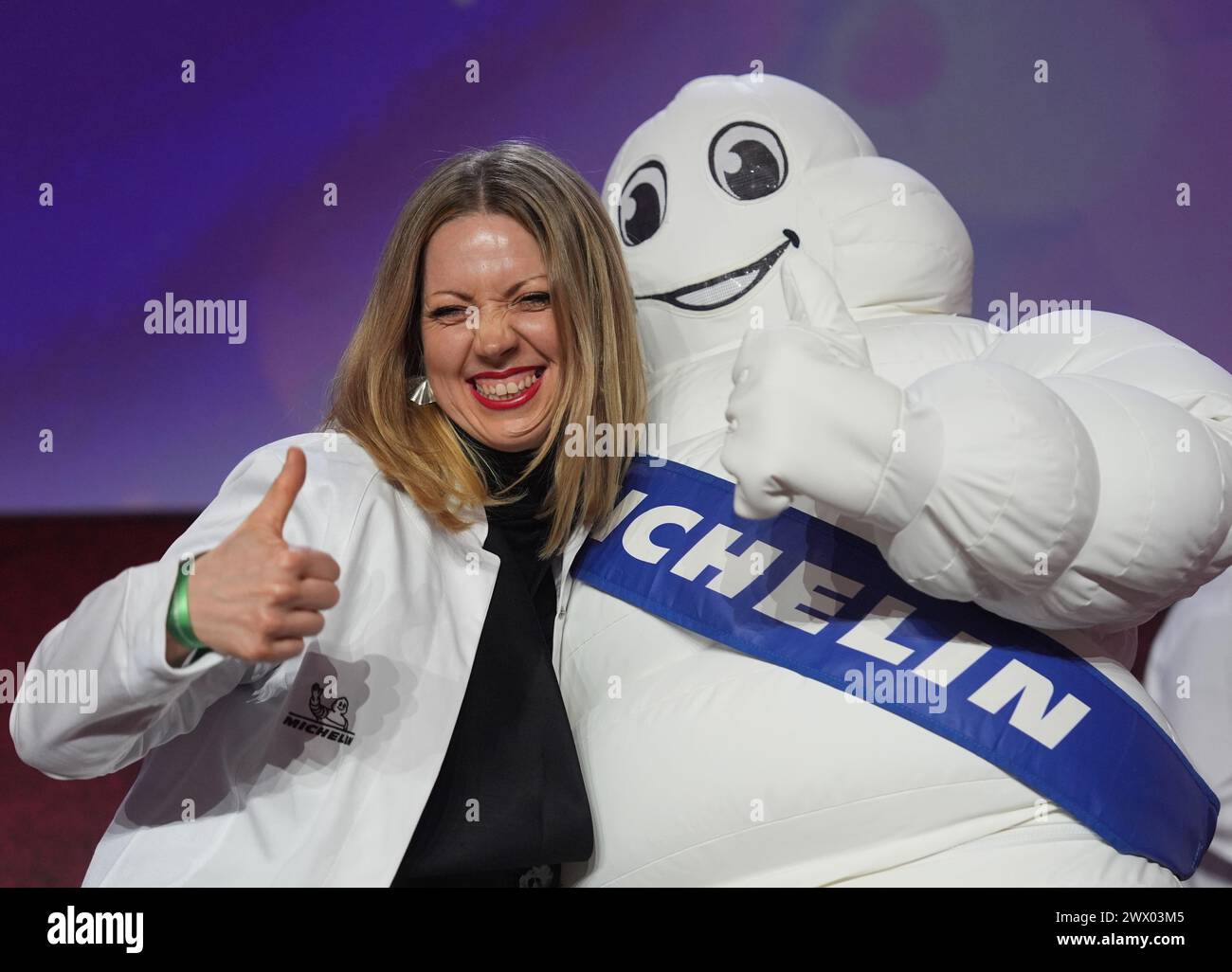 Hamburg, Deutschland. März 2024. 1-Sterne-Chefkoch Sarah Hallmann vom Restaurant Hallmann&Klee in Berlin steht nach der Verleihung der Michelin-Sterne 2024 für deutsche Restaurants in der Handelskammer auf der Bühne. Der diesjährige Michelin Guide listet 340 Restaurants auf, die in den letzten Monaten einen oder mehrere Sterne verdient haben, darunter zehn drei-Sterne-Restaurants. Quelle: Marcus Brandt/dpa/Alamy Live News Stockfoto