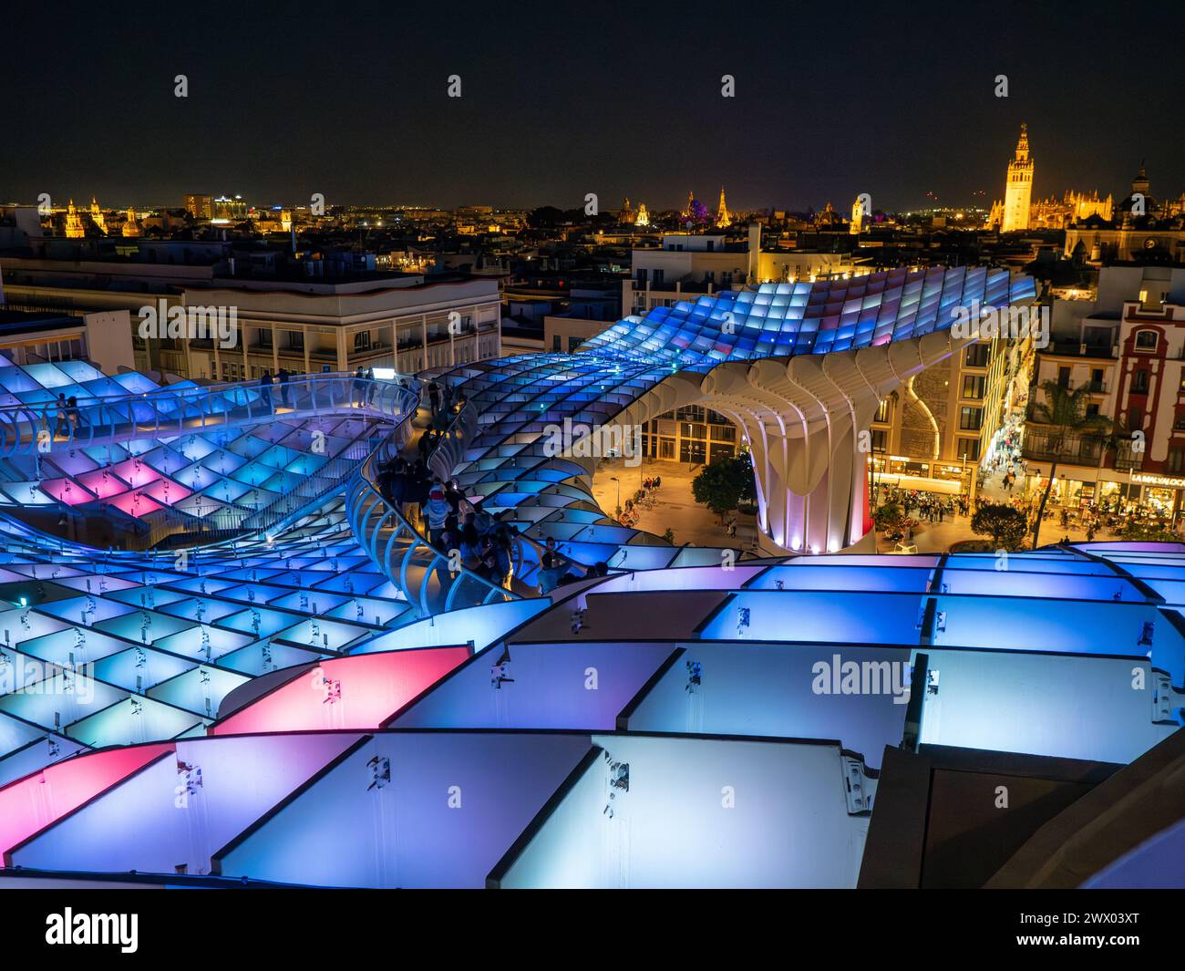 Setas de Sevilla, bei Nacht. Las Setas, Metropol Parasol, großes, überwiegend aus Holz bestehendes Gebäude auf dem Platz La Encarnación in Sevilla, Spanien. Stockfoto