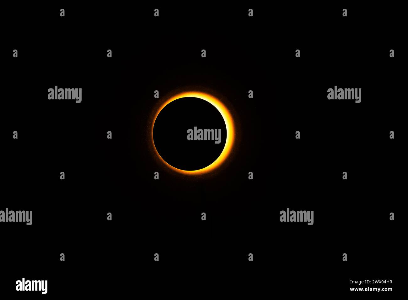 Eclipse-Nachbildungsbilder in einem Studio mit hellem Licht und einer runden Kappe mit etwas atmosphärischem Spray für, na ja, Atmosphäre. Stockfoto