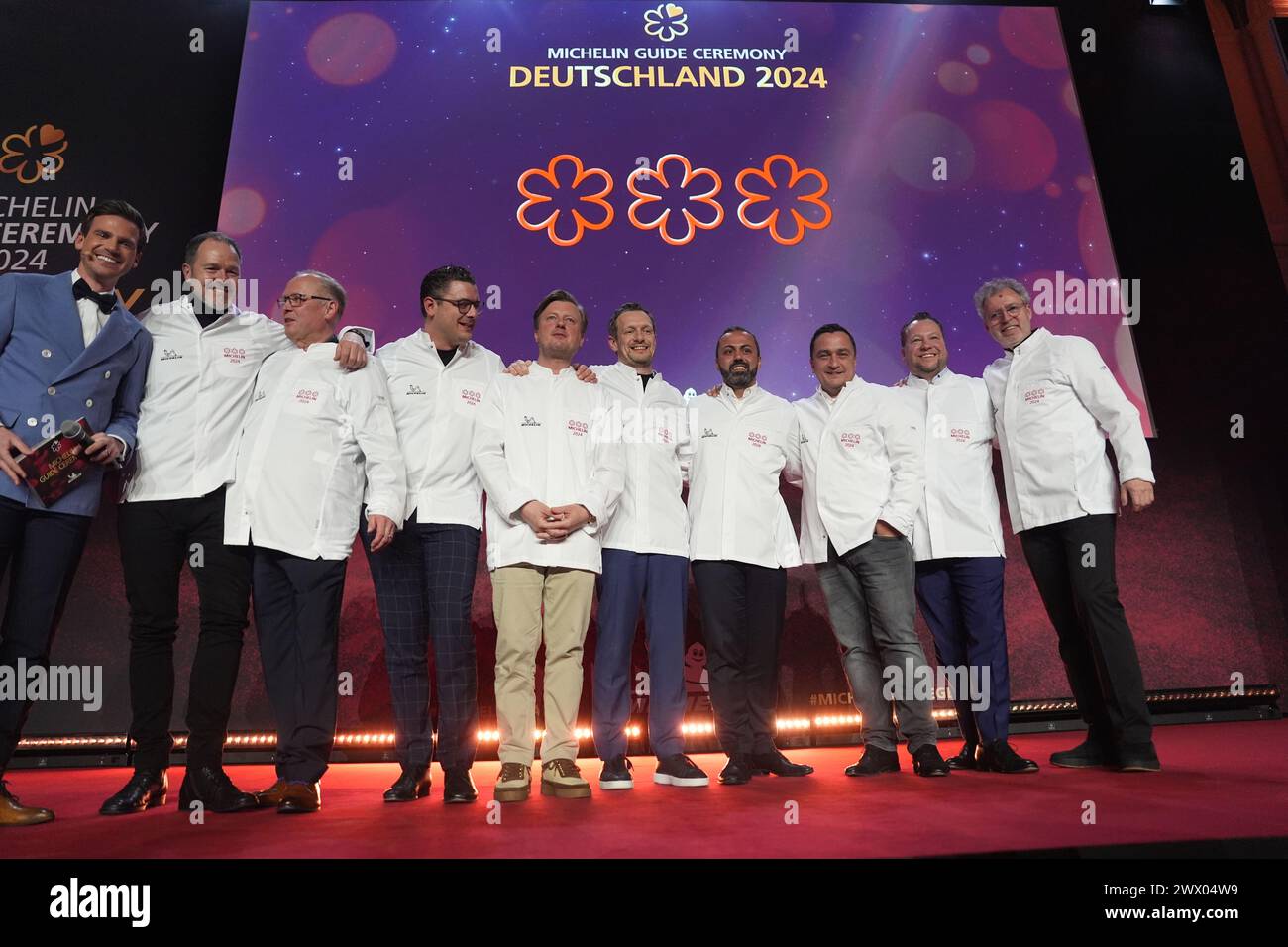 Hamburg, Deutschland. März 2024. Die drei-Sterne-Köche Deutschlands stehen bei den Michelin-Star-Awards 2024 für deutsche Restaurants in der Handelskammer auf der Bühne. Der diesjährige Michelin Guide bietet 340 Restaurants, die in den letzten Monaten einen oder mehrere Sterne verdient haben, darunter zehn drei-Sterne-Restaurants. Quelle: Marcus Brandt/dpa/Alamy Live News Stockfoto