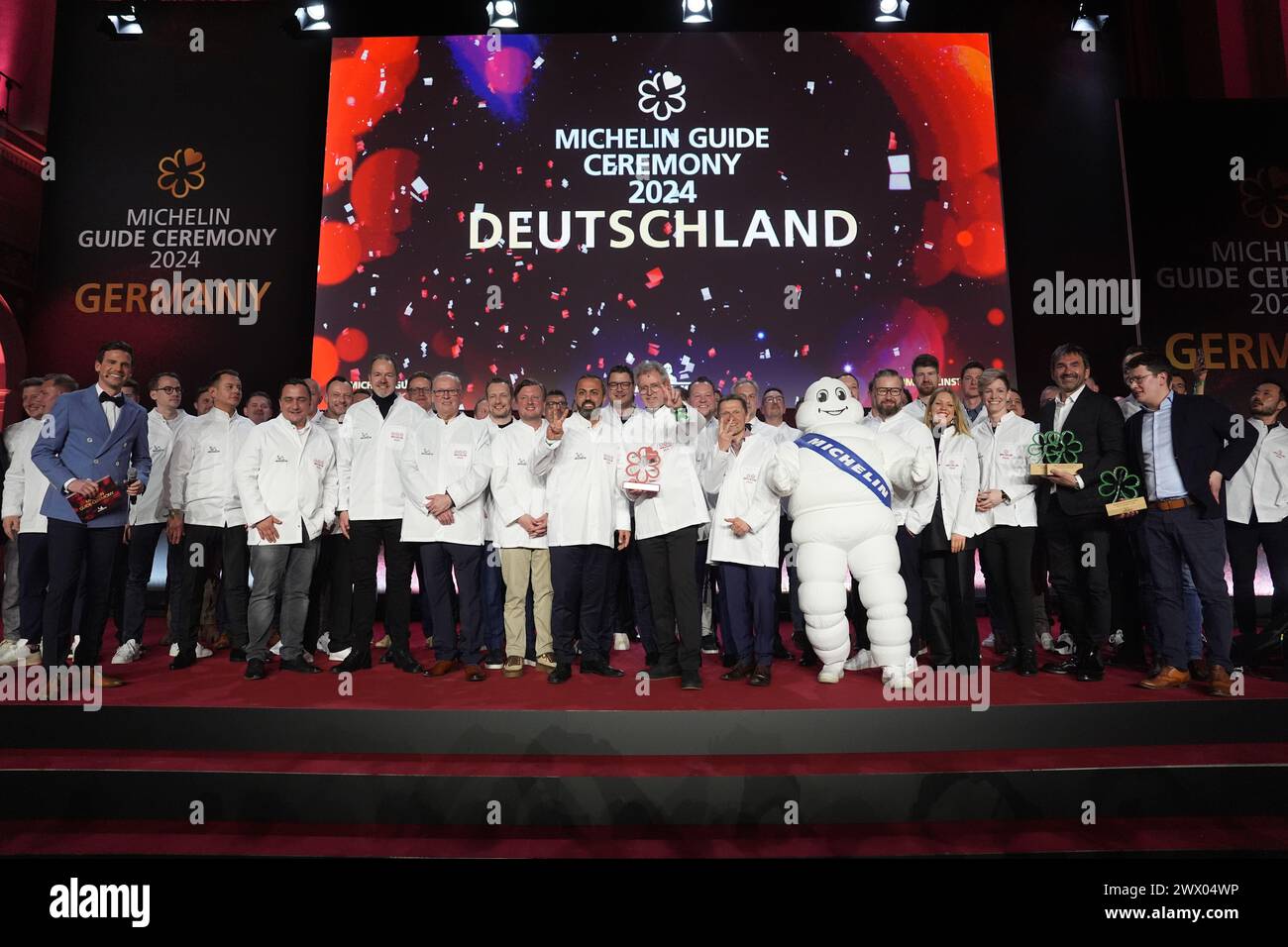 Hamburg, Deutschland. März 2024. Nach den Michelin-Sternen 2024 für deutsche Restaurants stehen die Preisträger in der Handelskammer auf der Bühne. Der diesjährige Michelin Guide bietet 340 Restaurants, die in den letzten Monaten einen oder mehrere Sterne verdient haben, darunter zehn drei-Sterne-Restaurants. Quelle: Marcus Brandt/dpa/Alamy Live News Stockfoto