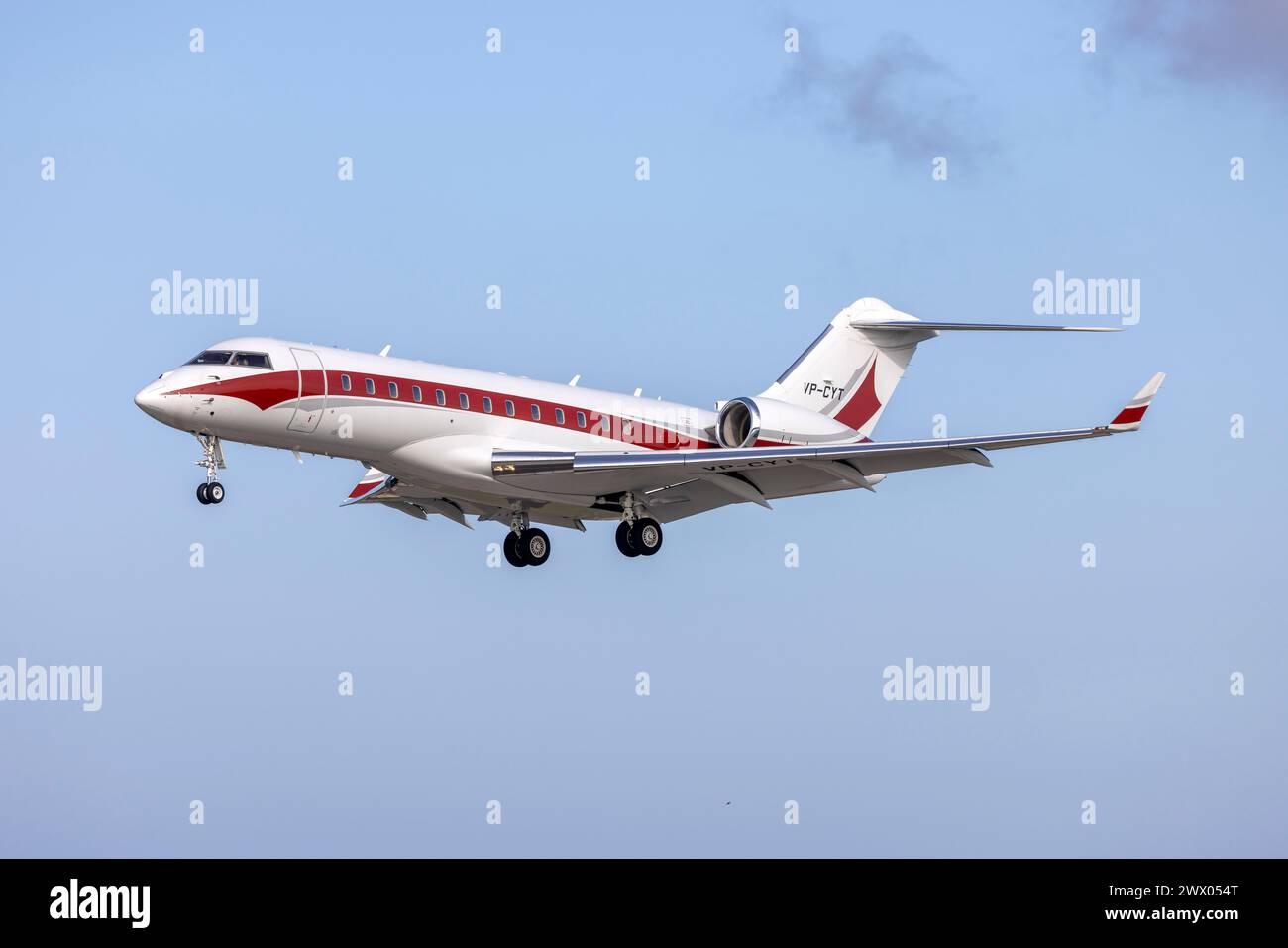 Gama Cayman Bombardier Global Express XRS (BD-700-1A10) (REG: VP-CYT) landet an einem sonnigen Nachmittag. Stockfoto