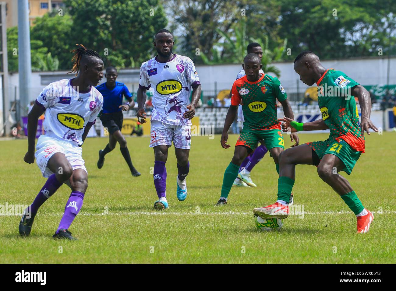 YAOUNDE, KAMERUN - 24. MÄRZ; Bil Dorol Nsongo Tonfack von Kanonen und Colombe Defenders während der Cameroon Elite ein Spiel zwischen Canon Sportif de Stockfoto