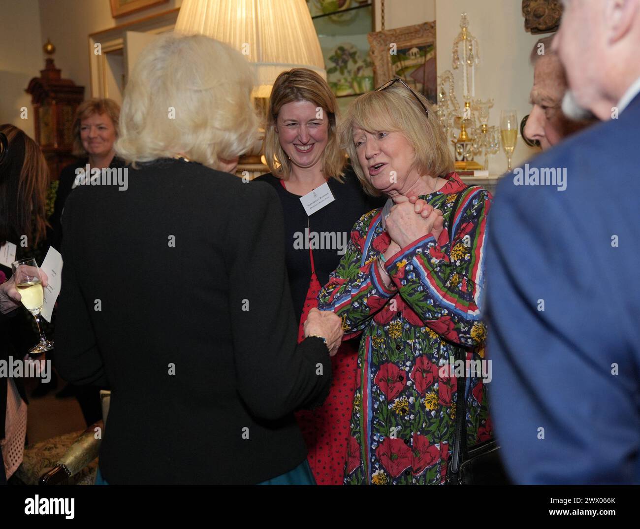 Königin Camilla (links) trifft sich mit Joanna David während eines Empfangs, um die Ergebnisse einer neuen Forschungsstudie zu würdigen, die von der Queen's Reading Room Charity in London in Auftrag gegeben wurde. Bilddatum: Dienstag, 26. März 2024. Stockfoto