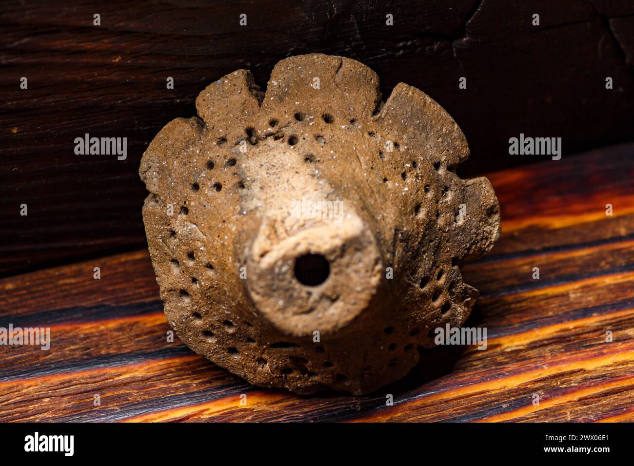 Das Gewicht des Dyakov-Typs ist ein archäologisches Tonartefakt aus der frühen Eisenzeit. Zentralrussland Stockfoto