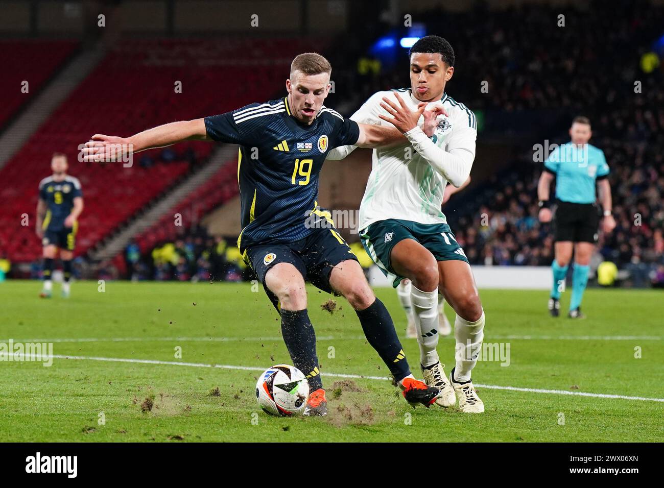 Der schottische Lewis Ferguson (links) und der nordirische Shea Charles kämpfen um den Ball während eines internationalen Freundschaftsspiels im Hampden Park, Glasgow. Bilddatum: Dienstag, 26. März 2024. Stockfoto