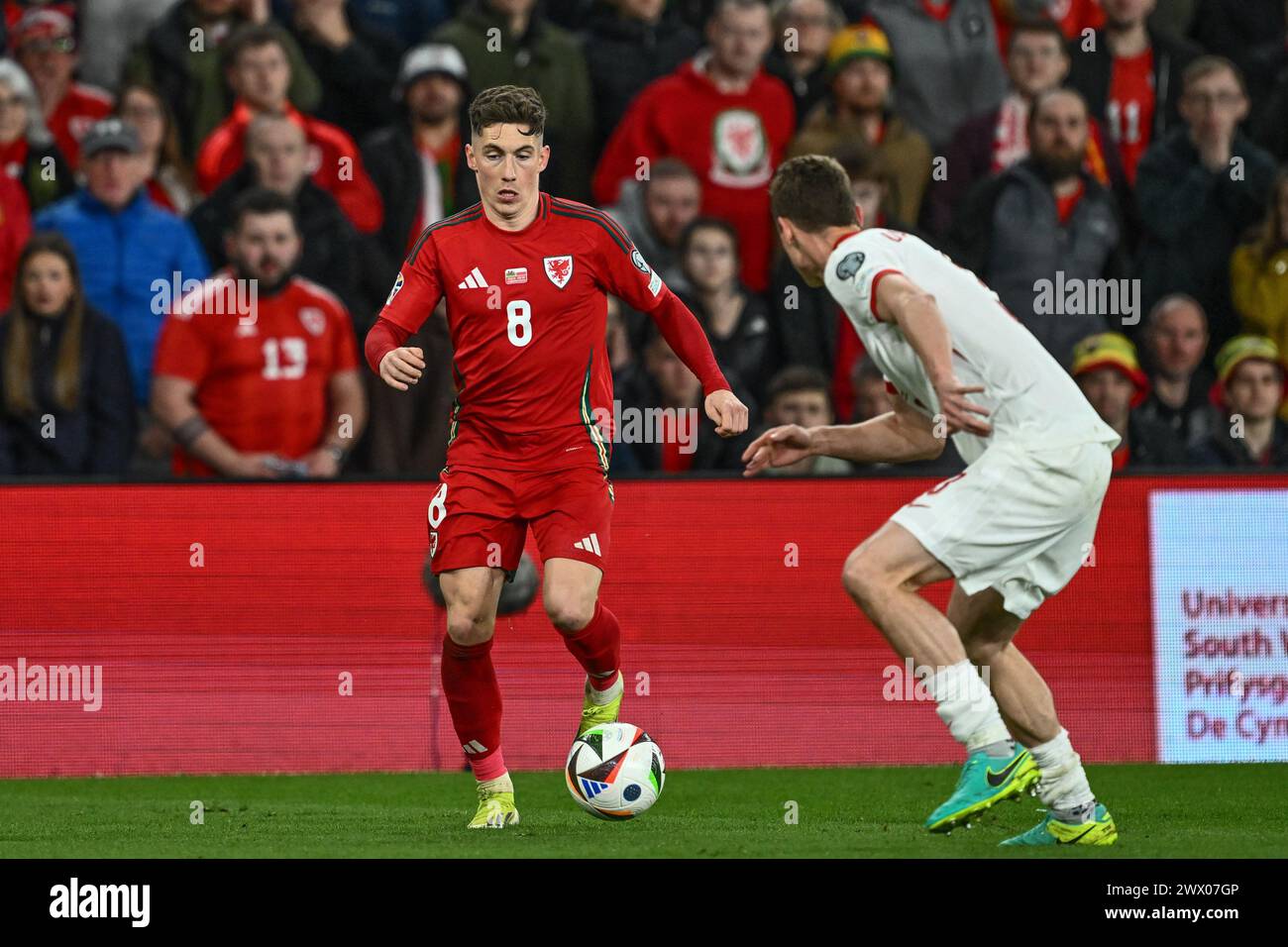 Harry Wilson aus Wales läuft im Paweł Dawidowicz aus Polen während des UEFA-Euro-Qualifikations-Eliminator-Gruppenspiels A im Cardiff City Stadium, Cardiff, Vereinigtes Königreich, 26. März 2024 (Foto: Craig Thomas/News Images) Stockfoto