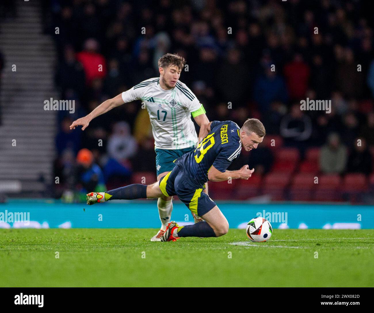 26. März 2024; Hampden Park, Glasgow, Schottland: International Football Friendly, Schottland gegen Nordirland; Paddy McNair aus Nordirland gegen Lewis Ferguson aus Schottland Stockfoto