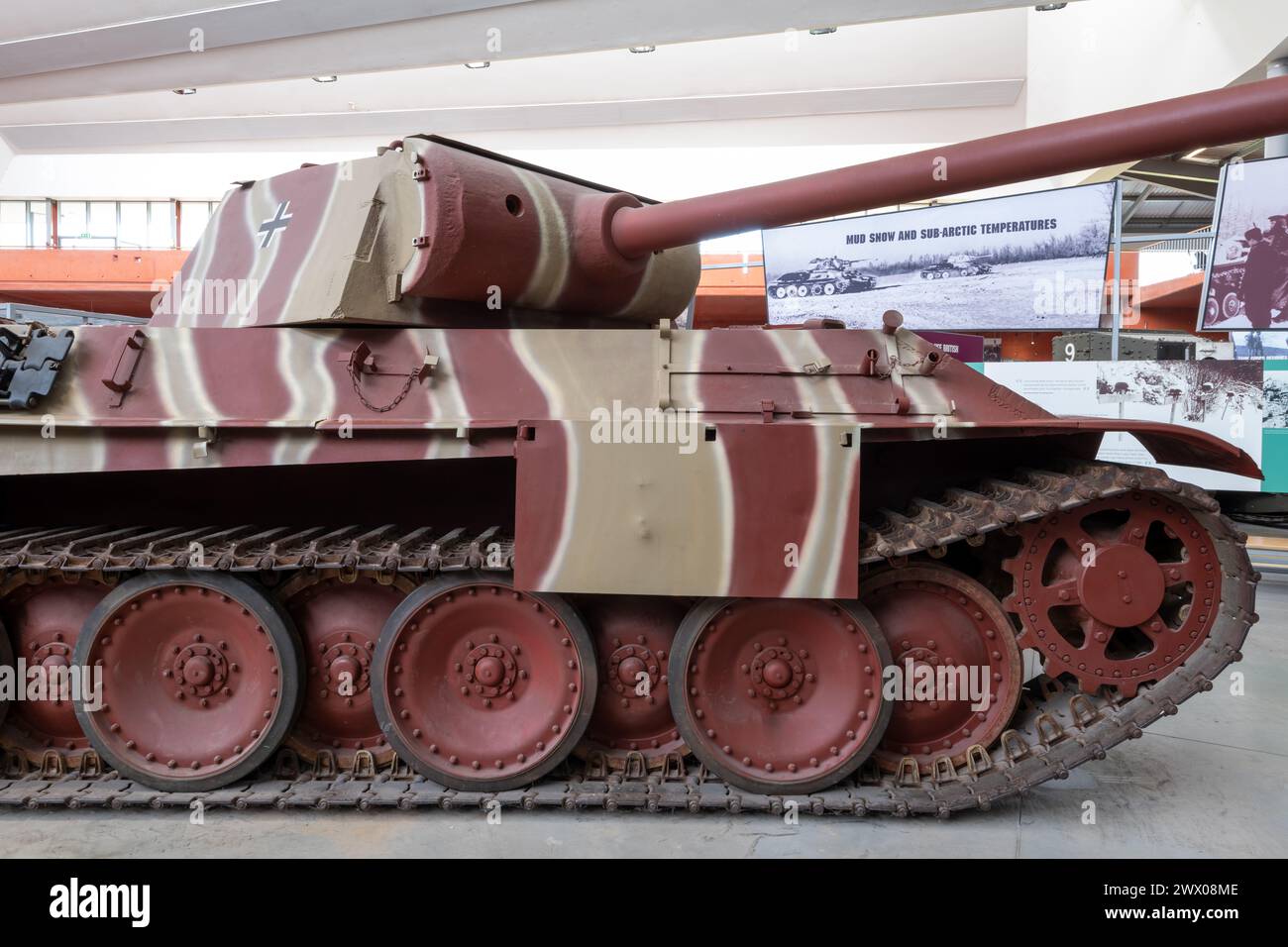 Bovington.Dorset.Vereinigtes Königreich.8. August 2023.Ein deutscher Pantherpanzer aus der zweiten Welt ist im Tank Museum in Dorset zu sehen Stockfoto