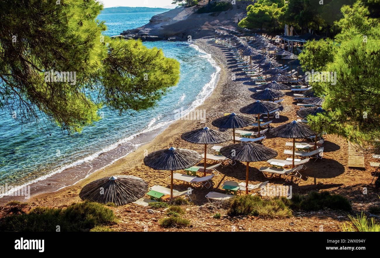 Fantastische Aussicht auf den Strand auf Kreta (oder Spetses oder Satorini oder Mykonos oder Korfu oder Zakkinthos) - fantastische Erholung auf griechischen Inseln Stockfoto