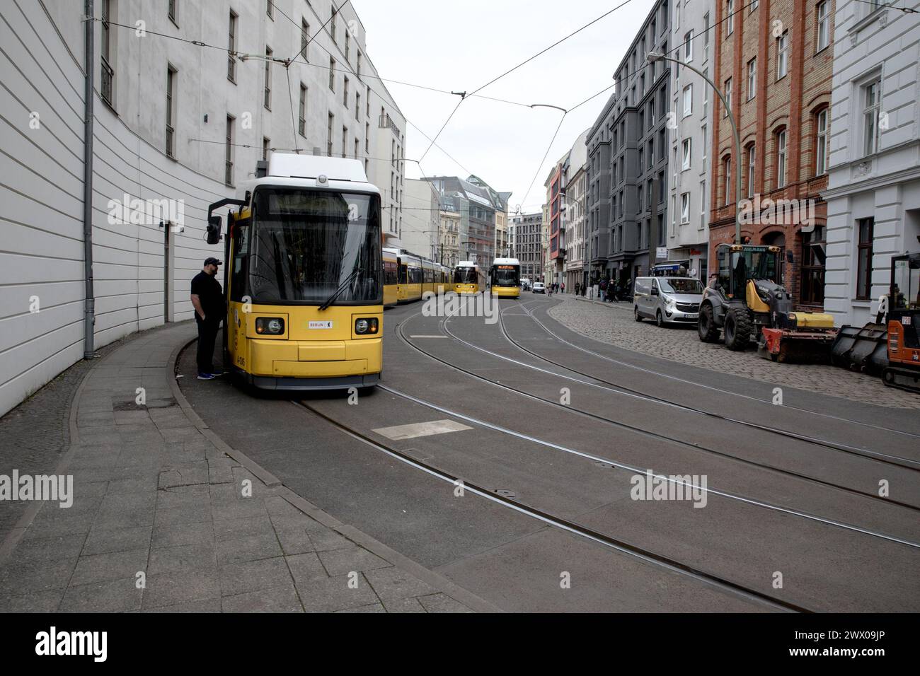 Berlin, Deutschland. März 2024. Berlins gelbe Straßenbahnen, eines der ältesten und umfangreichsten Straßenbahnnetze der Welt, fahren durch die Stadt mit der Zuverlässigkeit jahrzehntelanger Fahrten. Am 26. März 2024 verkörpern diese Straßenbahnen, die von einem 750-V-Freileitungsnetz angetrieben werden, das Engagement der Stadt für den öffentlichen Nahverkehr und ihre historischen Wurzeln und demonstrieren eine Kreuzung aus Erbe und modernem Nutzen. (Foto: Michael Kuenne/PRESSCOV/SIPA USA) Credit: SIPA USA/Alamy Live News Stockfoto