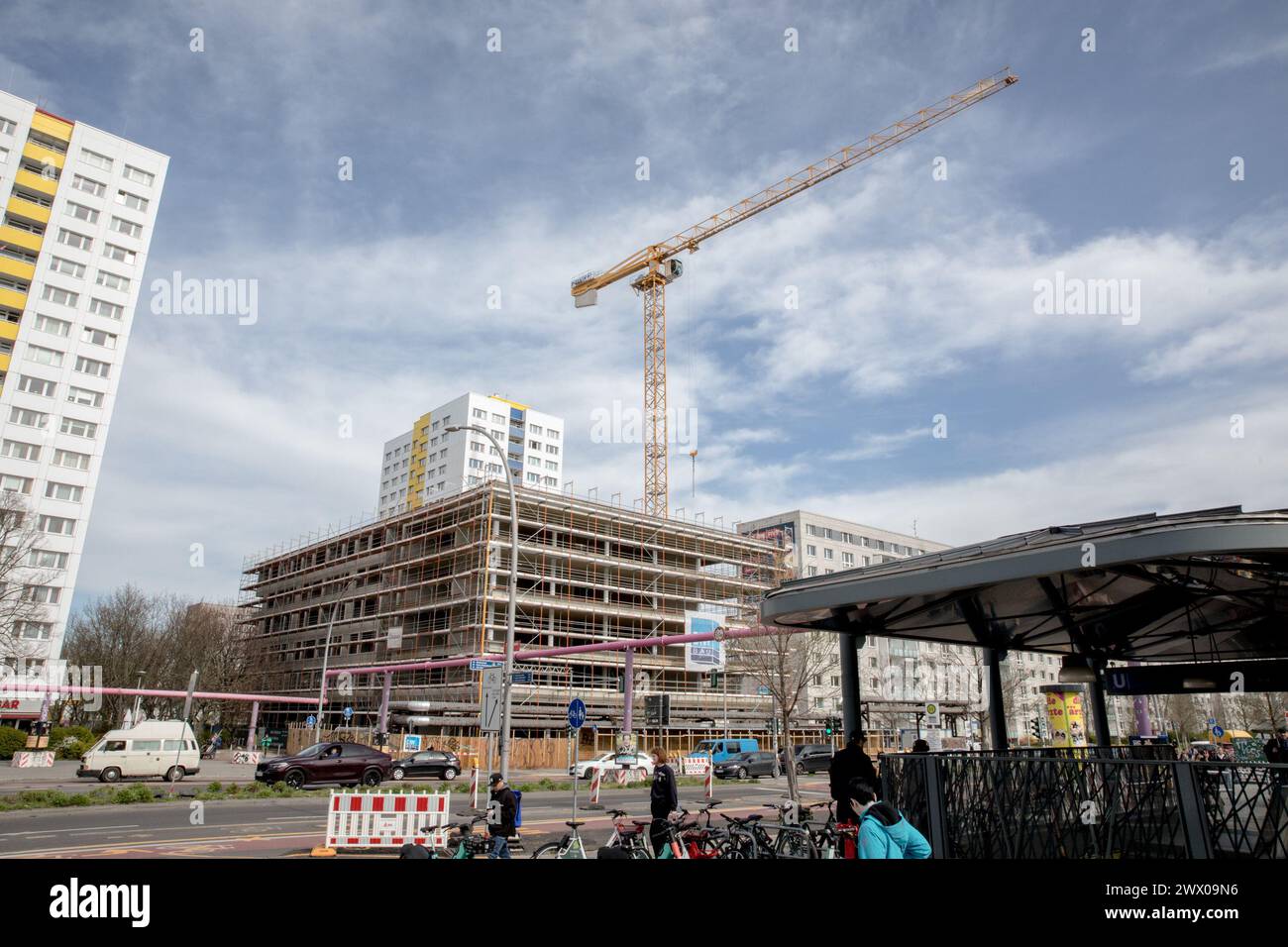 26. März 2024, Berlin, Deutschland - die Kräne an der Holzmarktstraße überragen über dem täglichen Pendlerverkehr und markieren die Skyline mit Wachstumspunkten, ein deutliches Zeichen für Berlins Bauboom. Das lang erwartete „schnellere Baugesetz“ von SPD-Senator Christian Gaebler zielt darauf ab, bis Mitte 2024 die komplexen Bauvorschriften der Stadt zu straffen, um den Verwaltungsaufwand zu verringern und eine neue Ära effizienter Stadtentwicklung einzuleiten. Während die schwarz-rote Koalitionsregierung auf bis zu 20.000 neue Häuser pro Jahr dringt, erweitert sich die Berliner Architektur nicht nur, sie strebt eine Balance zwischen Geschwindigkeit und Qualität an, mit Sust Stockfoto