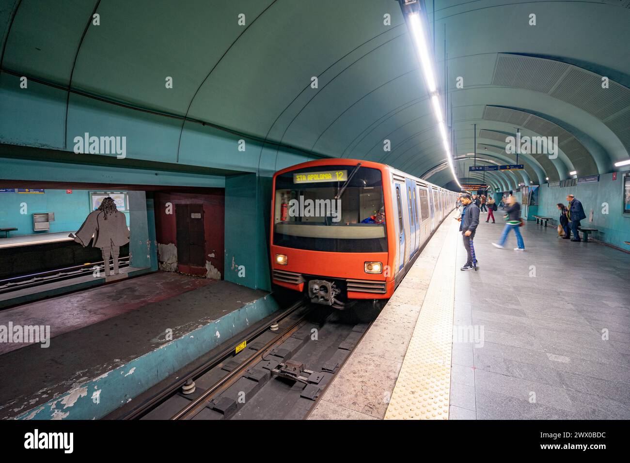 U-Bahn-Station unterirdischer Bahnsteig mit Passagieren. Marques de Pombal-Lissabon-Portugal.03-03-2024 Stockfoto