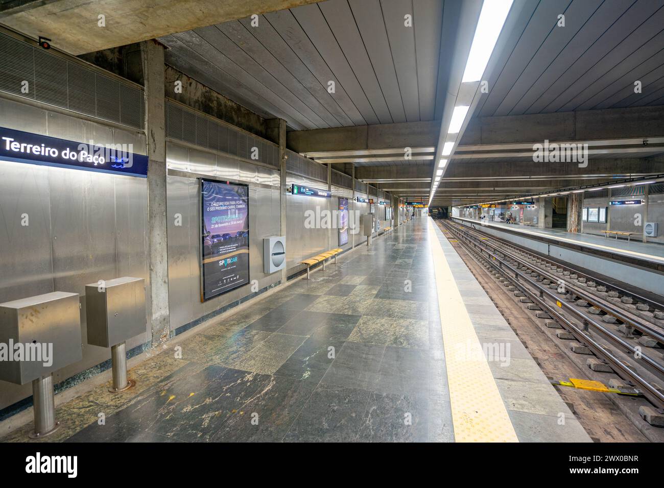 Unterirdischer Bahnsteig der U-Bahn-Station mit Fahrgästen und Zugkomposition. Terreiro do Paco-Lissabon-Portugal.03-03-2024 Stockfoto