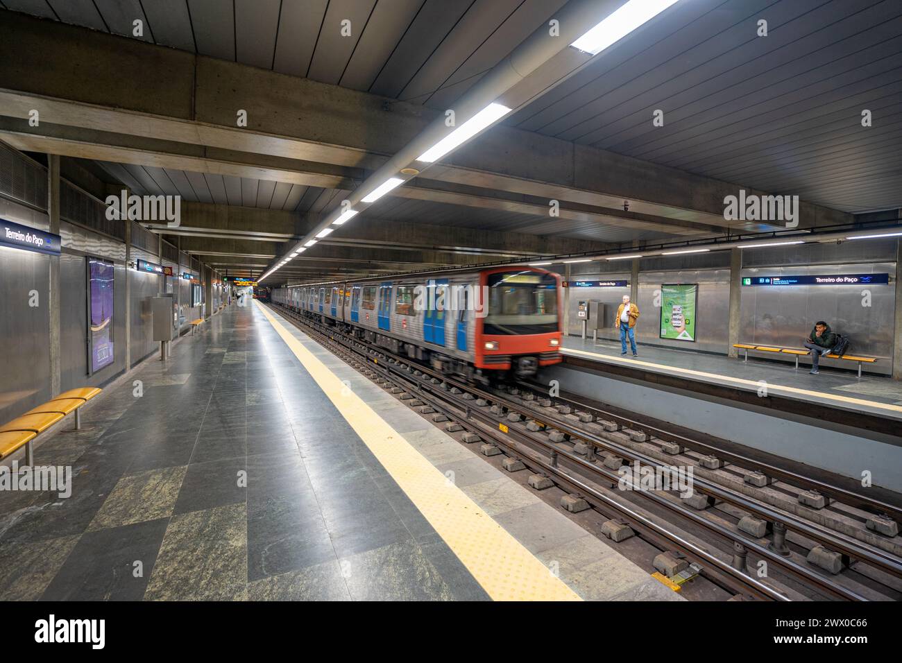 Unterirdischer Bahnsteig der U-Bahn-Station mit Fahrgästen und Zugkomposition. Terreiro do Paco-Lissabon-Portugal.03-03-2024 Stockfoto