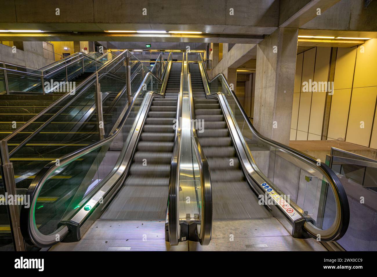 Unscharfe Bewegung der Rolltreppen auf dem unterirdischen Bahnsteig der U-Bahn-Station Terreiro do Paco, Lissabon-Portugal.03.2024 Stockfoto
