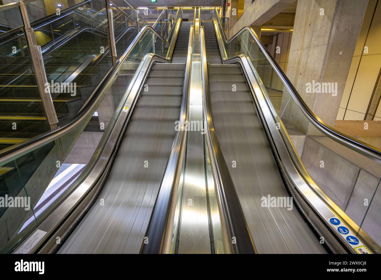 Unscharfe Bewegung der Rolltreppen auf dem unterirdischen Bahnsteig der U-Bahn-Station Terreiro do Paco, Lissabon-Portugal.03.2024 Stockfoto