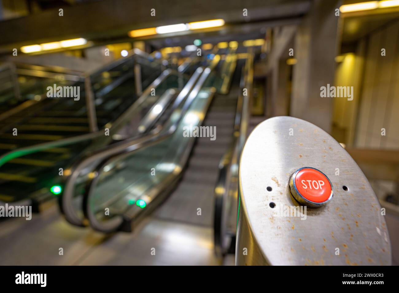 Unscharfe Bewegung der Rolltreppen auf dem unterirdischen Bahnsteig der U-Bahn-Station Terreiro do Paco, Lissabon-Portugal.03.2024 Stockfoto