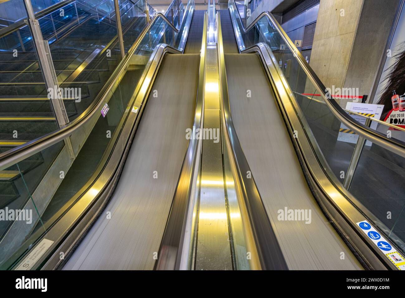 Unscharfe Bewegung der Rolltreppen auf dem unterirdischen Bahnsteig der U-Bahn-Station Terreiro do Paco, Lissabon-Portugal.03.2024 Stockfoto