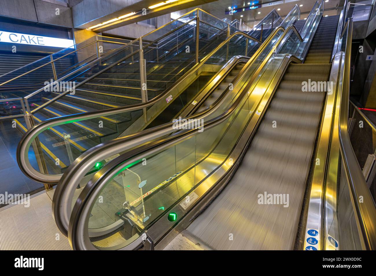 Unscharfe Bewegung der Rolltreppen auf dem unterirdischen Bahnsteig der U-Bahn-Station Terreiro do Paco, Lissabon-Portugal.03.2024 Stockfoto