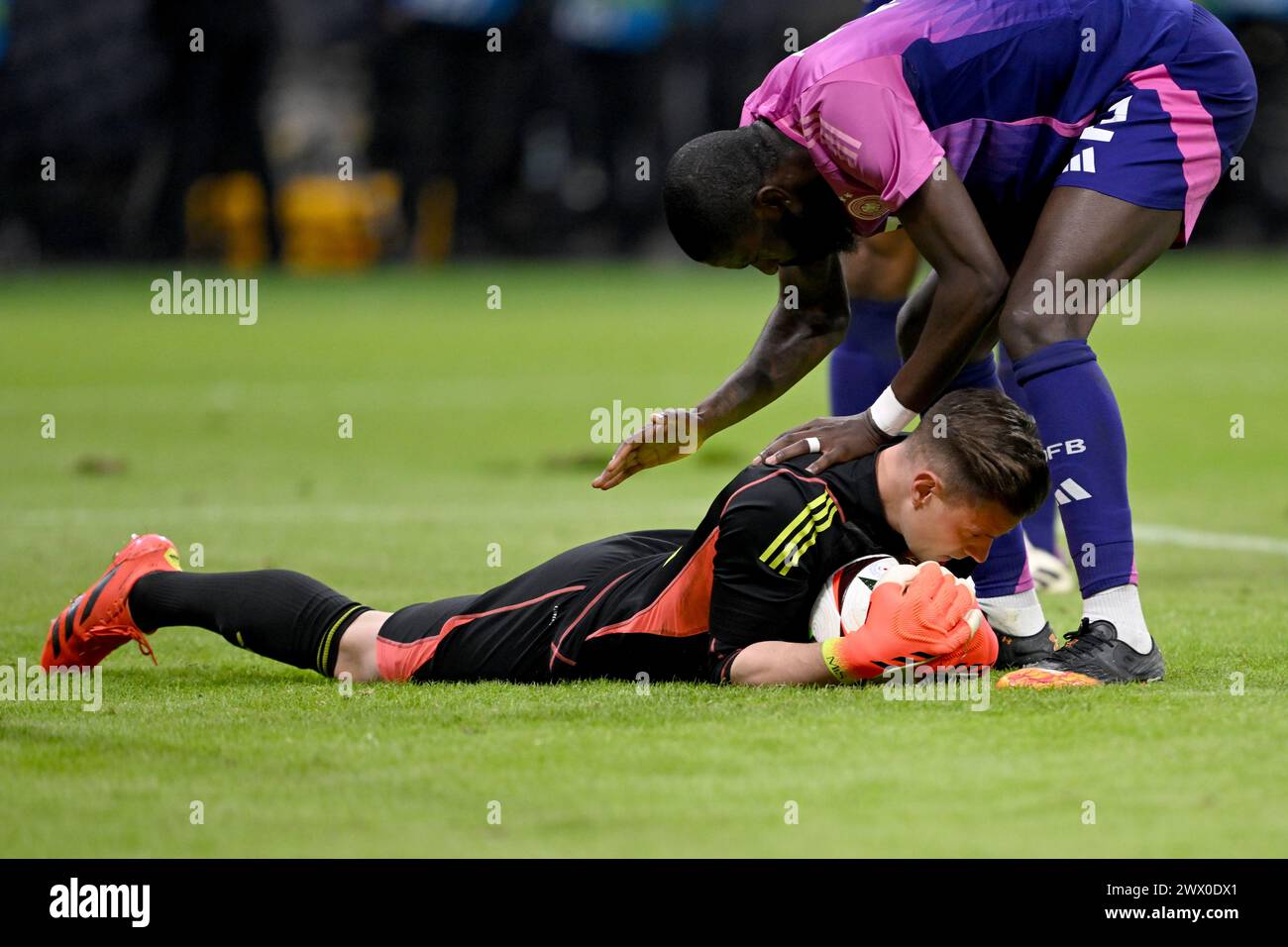 Frankfurt, Deutschland. 26. März 2024, Hessen, Frankfurt/Main: Fußball: Internationales Spiel, Deutschland - Niederlande, Deutsche Bank Park. Der deutsche Antonio Rüdiger (oben) und Torhüter Marc-André ter Stegen feiern nach dem letzten Pfiff. Das Spiel endete mit 2:1. Foto: Arne Dedert/dpa Credit: dpa Picture Alliance/Alamy Live News Stockfoto