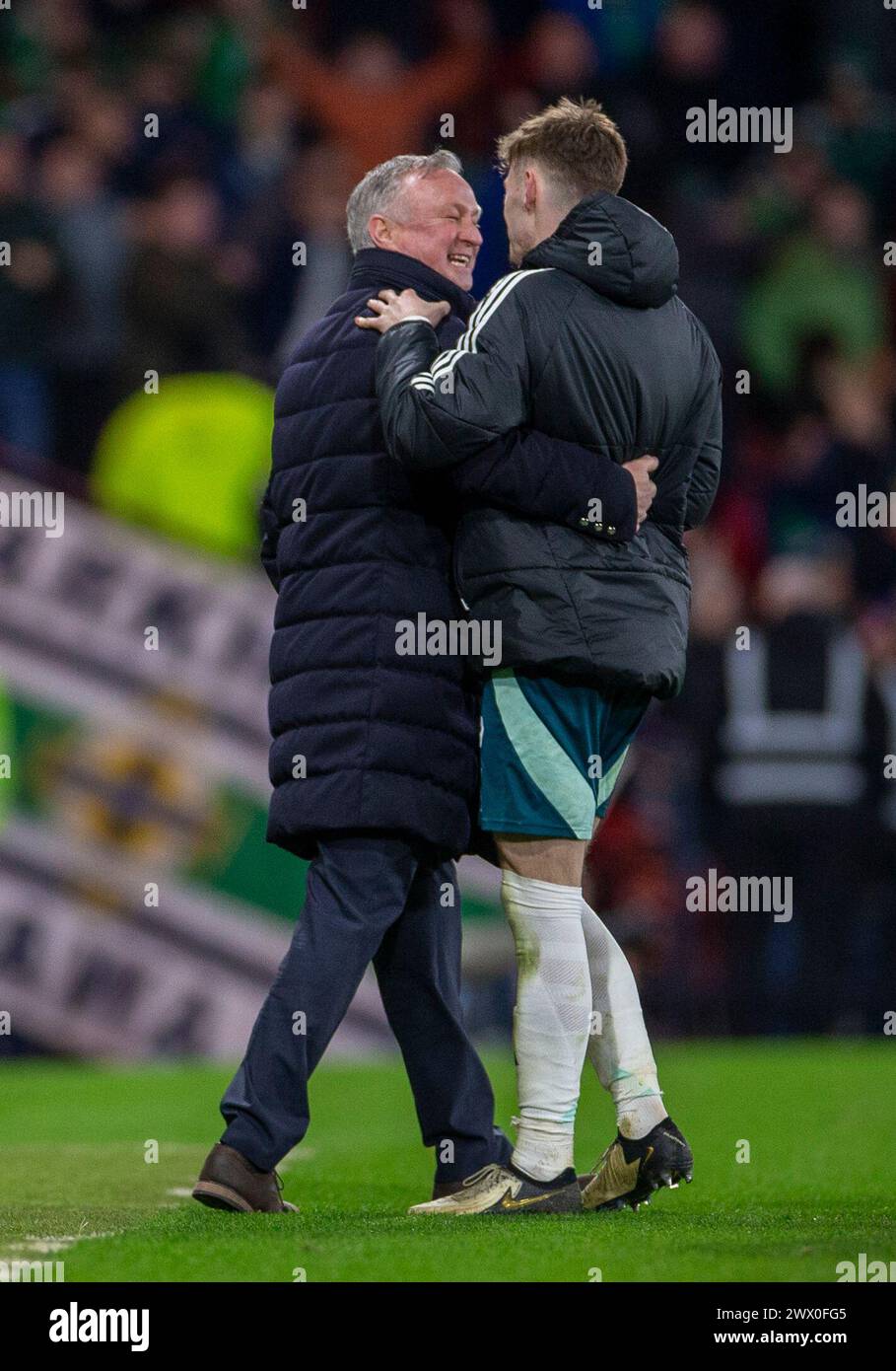 26. März 2024; Hampden Park, Glasgow, Schottland: International Football Friendly, Schottland gegen Nordirland; Northern Ireland Manager Michael ONeill feiert mit Conor Bradley aus Nordirland nach dem letzten Pfiff Stockfoto