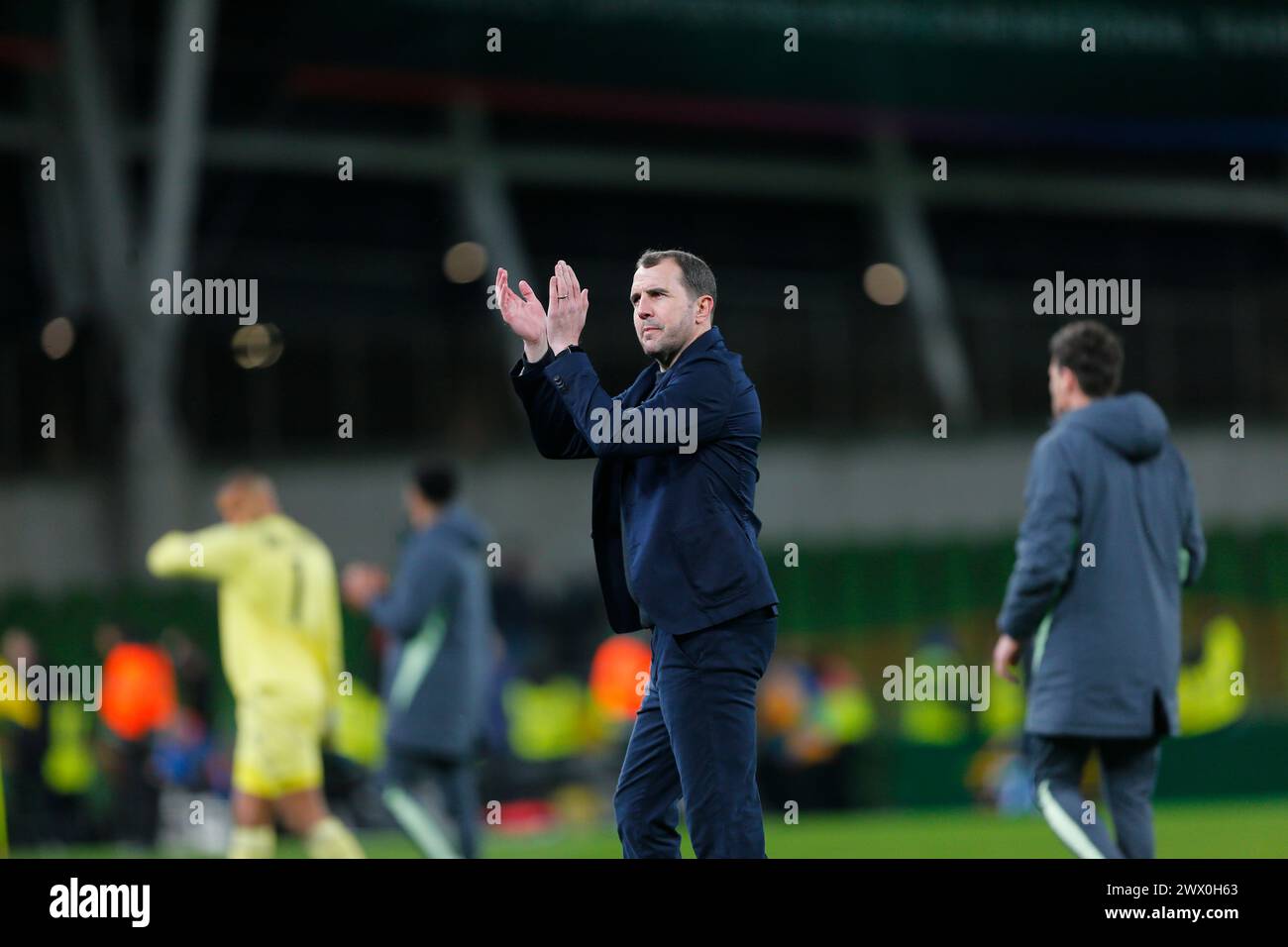 Aviva Stadium, Dublin, Irland. März 2024. International Football Friendly, Republik Irland gegen die Schweiz; John O'Shea Ireland Interim Head Coach zeigt Anerkennung für die Fans Credit: Action Plus Sports/Alamy Live News Stockfoto