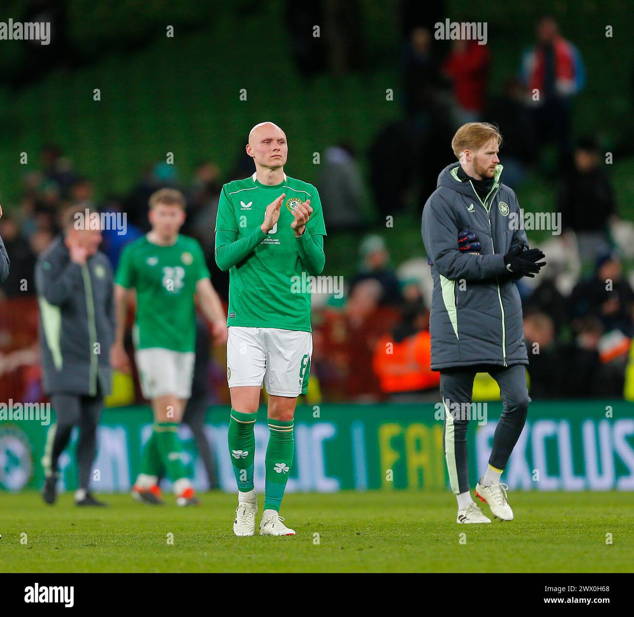 Aviva Stadium, Dublin, Irland. März 2024. International Football Friendly, Republik Irland gegen die Schweiz; will Smallbone of Ireland zeigt Anerkennung für die Fans Credit: Action Plus Sports/Alamy Live News Stockfoto