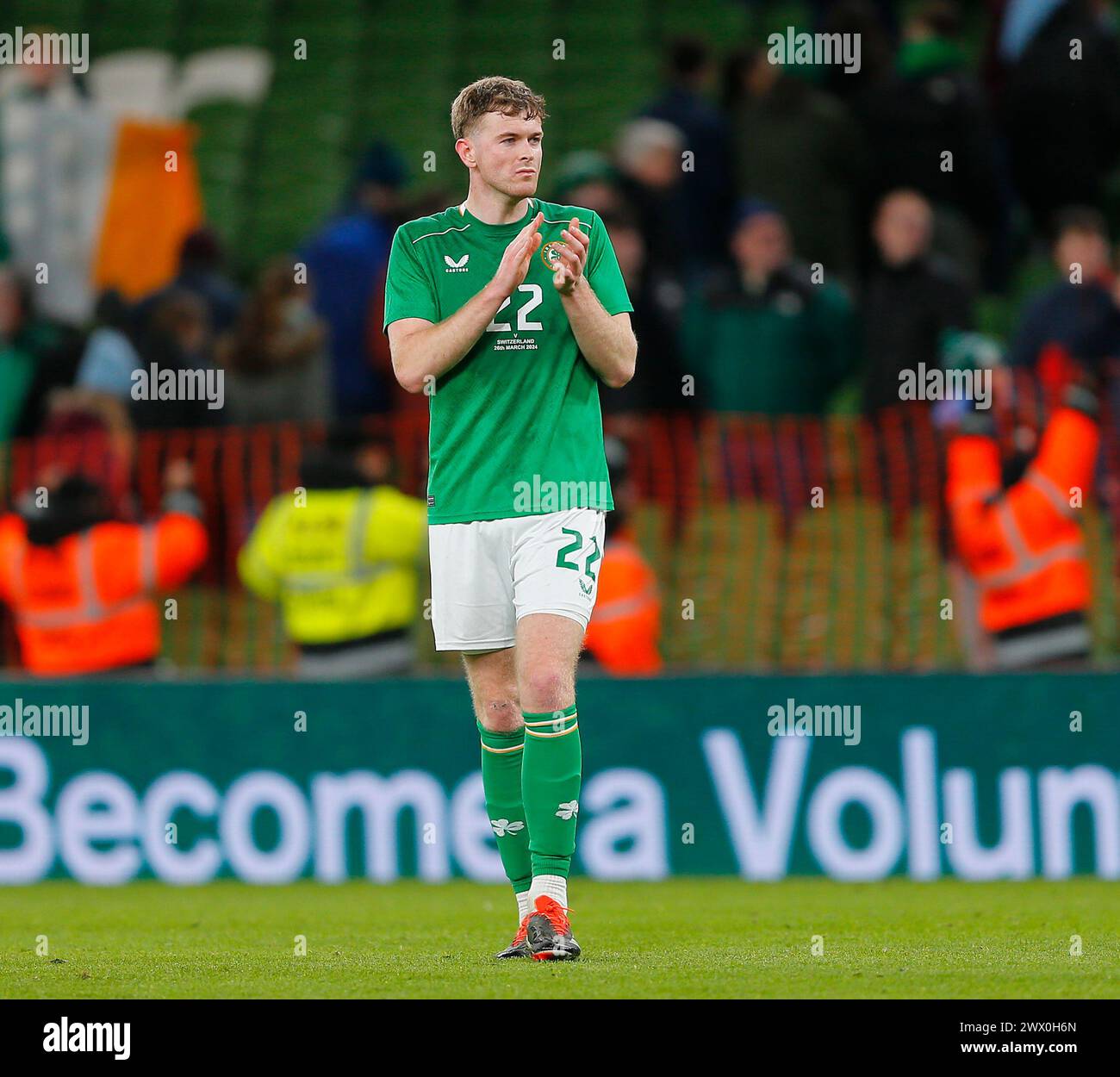 Aviva Stadium, Dublin, Irland. März 2024. International Football Friendly, Republik Irland gegen die Schweiz; Nathan Collins of Ireland zeigt Anerkennung für die Fans Credit: Action Plus Sports/Alamy Live News Stockfoto
