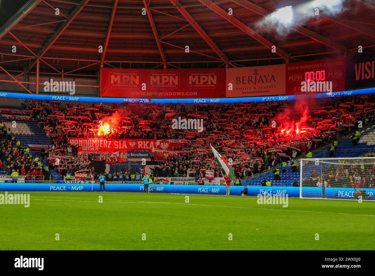 Cardiff City Stadium, Cardiff, Großbritannien. März 2024. UEFA Euro Qualifying Play Off Fußball, Wales gegen Polen; polnische Fans zünden beim Gesang der Hymne Aufschläge. Credit: Action Plus Sports/Alamy Live News Stockfoto