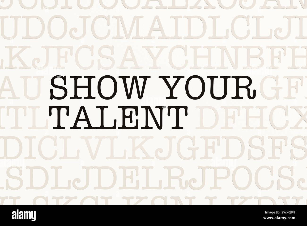 Zeigen Sie Ihr Talent. Zeigen Sie Ihr Talent. Seite mit Buchstaben in Schreibmaschinenschrift. Teil des Textes in dunkler Farbe. Unterhaltung, Bühnenvorstellung, Vorsprechen, Stockfoto