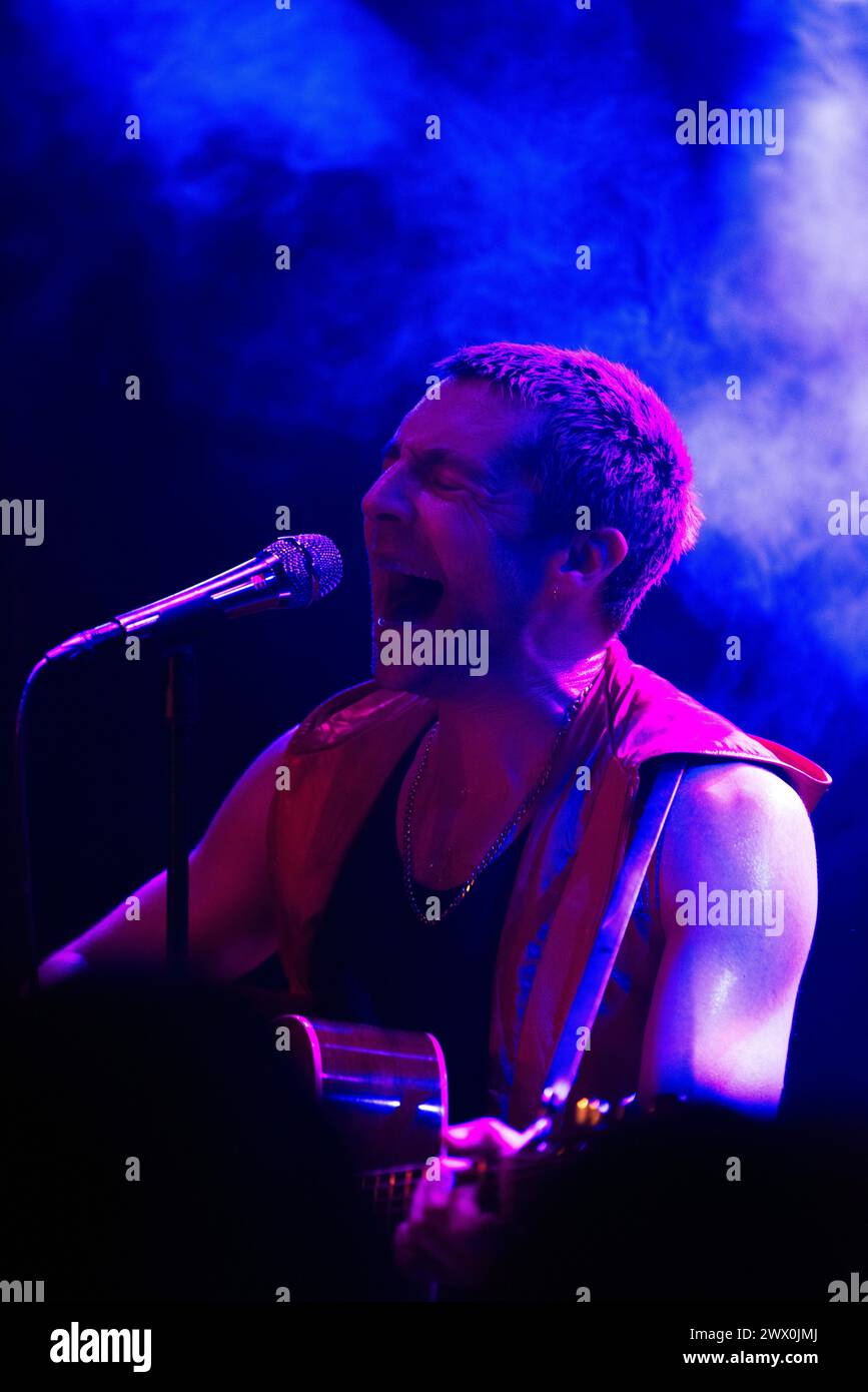 Der britische Gitarrist und Sänger Miles Kane trat auf seiner dolo-Tour im Private Club in Berlin auf Stockfoto