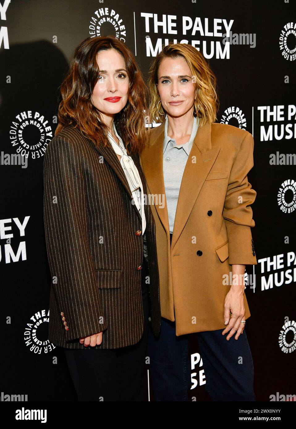 Rose Byrne, left, and Kristen Wiig attend the PaleyLive series event, "Kristen Wiig and Carol Burnett: A Night with Apple TV+'s Palm Royale" at The Paley Center for Media on Tuesday, March 26, 2024, in New York. (Photo by Evan Agostini/Invision/AP) Stockfoto