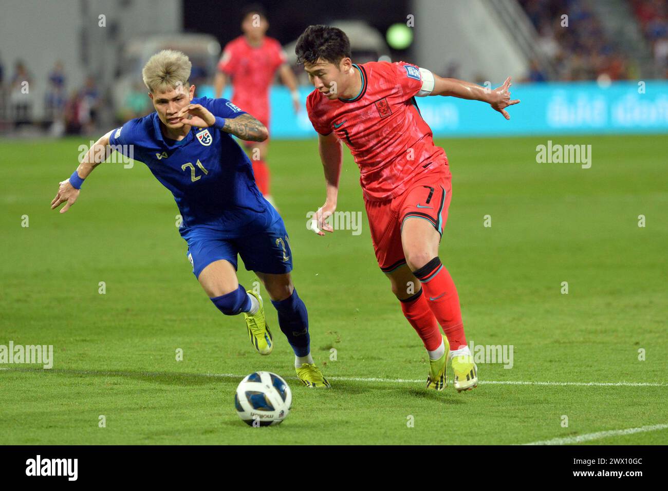 Bangkok, Thailand. März 2024. Son Heung Min (R) aus Südkorea streitet mit Suphanan Bureerat aus Thailand während des Gruppenspiels der FIFA-Weltmeisterschaft 2026 in Bangkok, Thailand, am 26. März 2024. Quelle: Rachen Sageamsak/Xinhua/Alamy Live News Stockfoto