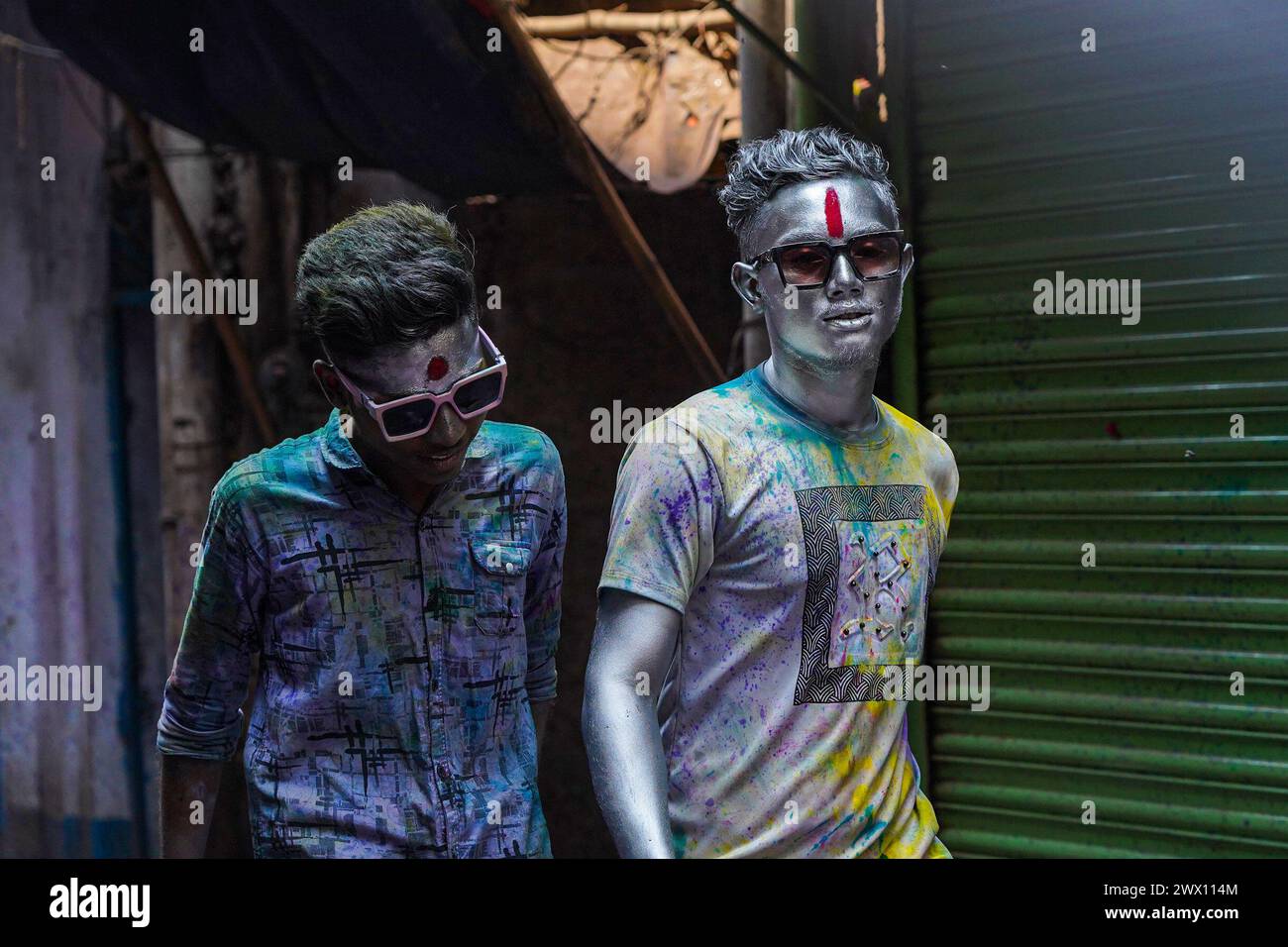 Dhaka, Bangladesch. März 2024. 26. März 2024, Dhaka, Bangladesch: Jugendliche mit silberfarbenen Gesichtern gehen auf die Straßen, um das Dol Purnima Festival zu feiern, das als Holi Festival auf dem Sakhari Basar bekannt ist. Am 26. März 2024 in Dhaka, Bangladesch. (Foto: Nahid Hasan/Eyepix Group/SIPA USA) Credit: SIPA USA/Alamy Live News Stockfoto