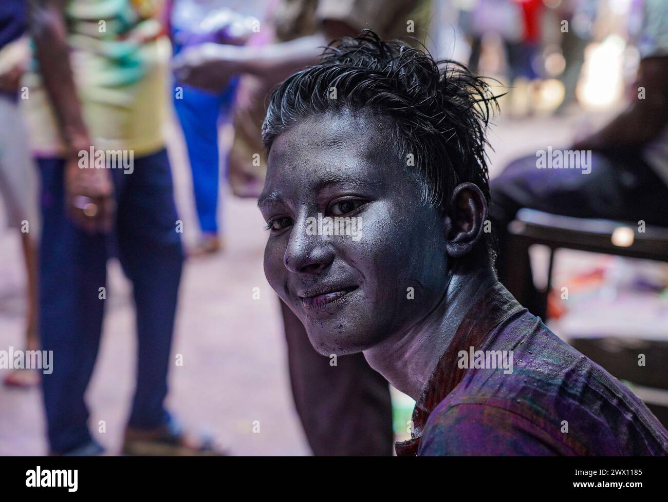 Dhaka, Bangladesch. März 2024. Porträt eines Jungen mit seinem silbrigen Gesicht aus der Hindu-Gemeinde, um das Dol Purnima Festival zu feiern, bekannt als Holi Festival auf dem Sakhari Basar. Am 26. März 2024 in Dhaka, Bangladesch. (Kreditbild: © Nahid Hasan/OKULARIS via ZUMA Press Wire) NUR REDAKTIONELLE VERWENDUNG! Nicht für kommerzielle ZWECKE! Stockfoto