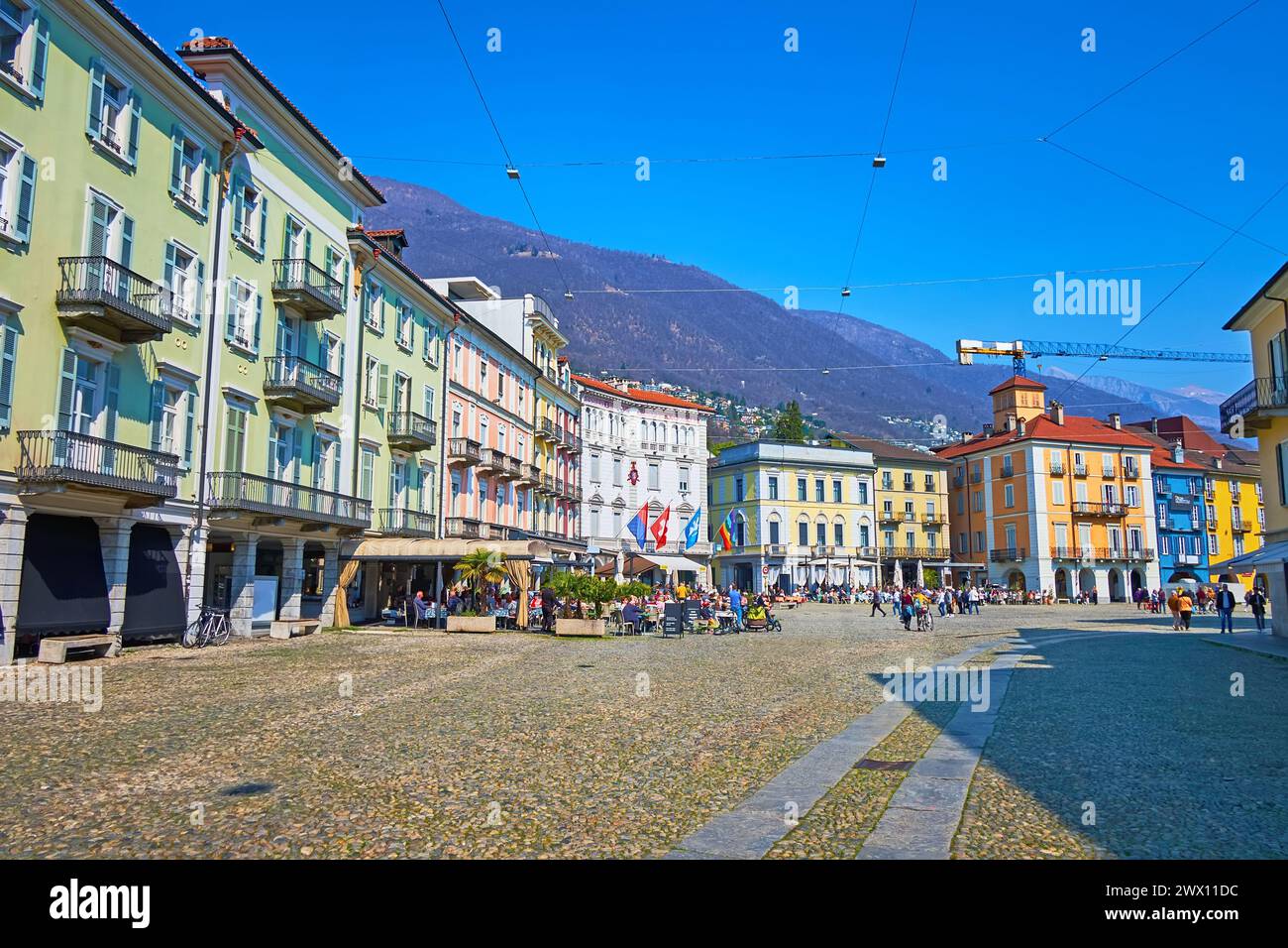 LOCARNO, SCHWEIZ - 26. MÄRZ 2022: Die Piazza Grande ist der zentrale Touristenort von Locarno in der Schweiz Stockfoto